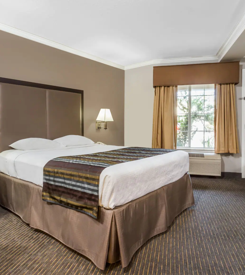 RELAX IN OUR SUMPTUOUS GUEST ROOMS AND ENJOY YOUR STAY IN MOUNTAIN VIEW